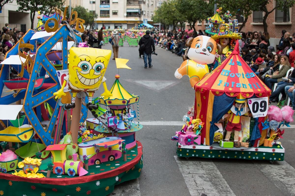 Carros decorativos en las calles de Badajoz.