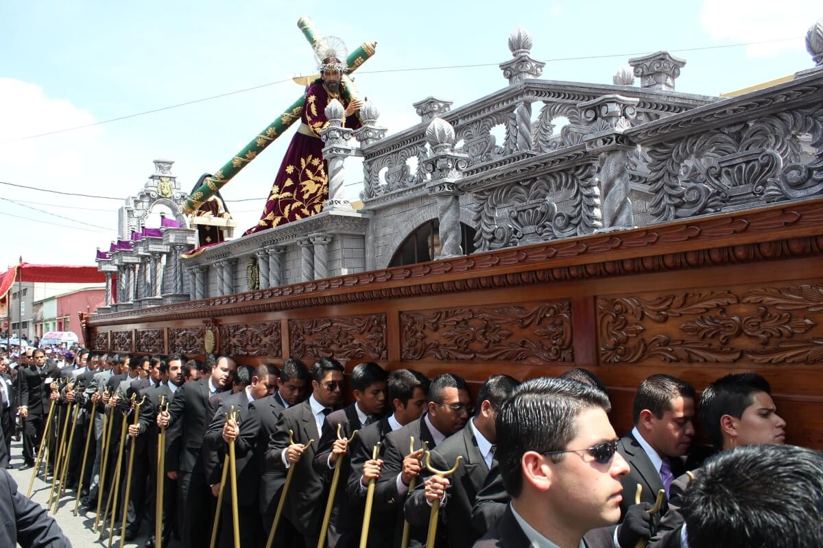 Hombres llevando un altar de Cristo, en Guatemala. 