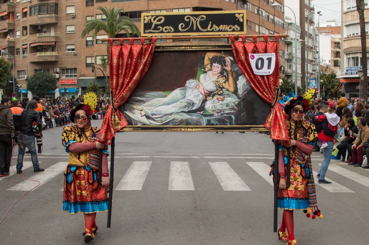 Mujeres desfilando en los carnavales de Badajoz. 