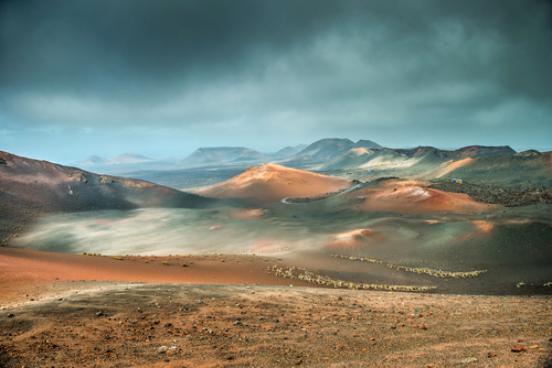 Timanfaya: un impresionante recorrido entre volcanes