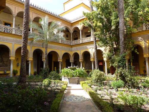 El sevillano Palacio de Las Dueñas ya está abierto al público