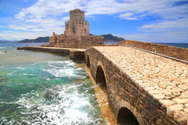 Modona en Grecia: entre el castillo y el mar