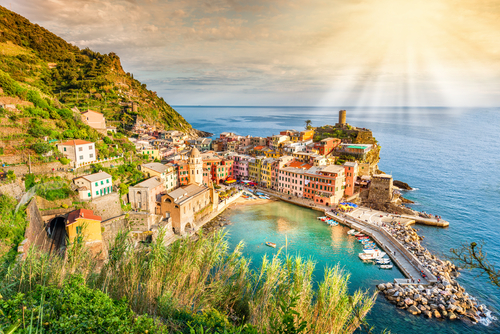Paseamos por la encantadora Vernazza, en Italia