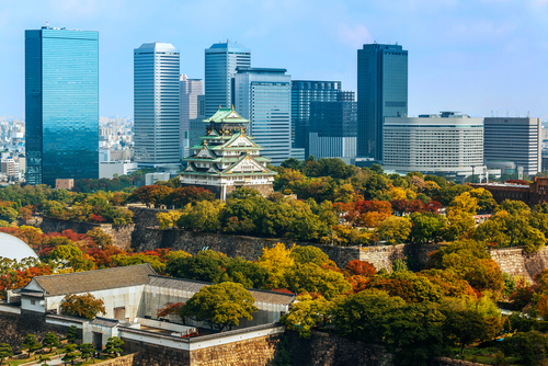 El castillo de Osaka en Japón, tradición entre rascacielos