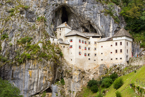 El castillo de Predjama, un castillo en una cueva