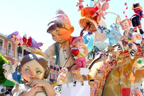 Las Fallas de Valencia: sátira, fuego y ruido