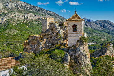 El Castell de Guadalest, donde arquitectura y roca se difuminan
