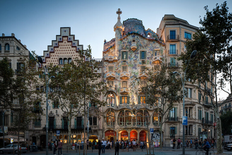 Recorremos el bello Paseo de Gracia en Barcelona