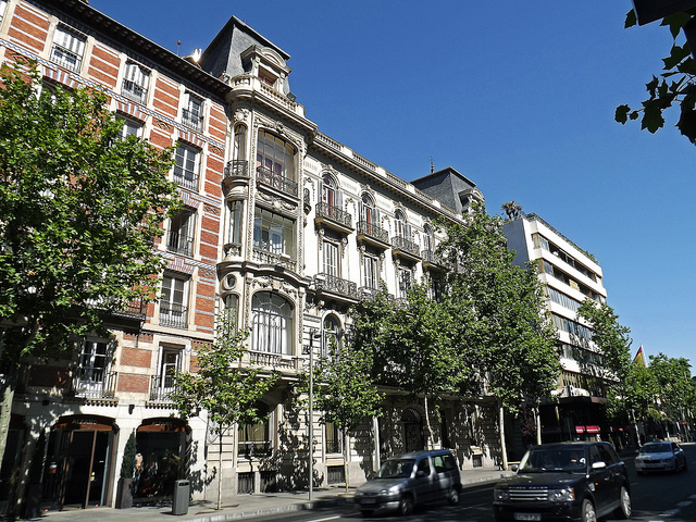 Paseando por la calle Serrano de Madrid