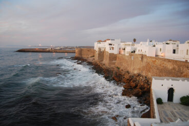 Recorre las calles de Assilah, en la costa de Marruecos
