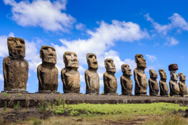 Las estatuas monolíticas de los moái en la isla de Pascua