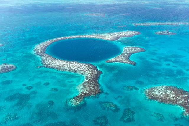 ¿Dónde se pueden ver cenotes y agujeros azules?