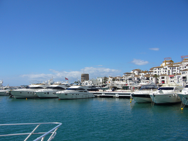 Descubre el lujo de Puerto Banús en Málaga