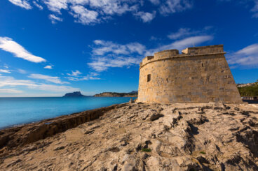Conoce la historia del pequeño castillo de Moraira, en Alicante