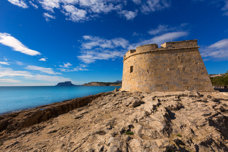 Conoce la historia del pequeño castillo de Moraira, en Alicante