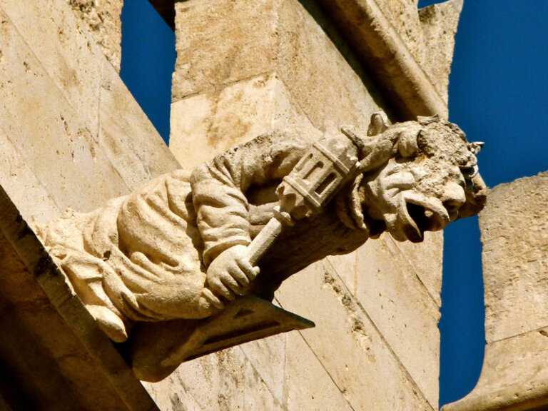Las gárgolas más increíbles que verás en edificios de España