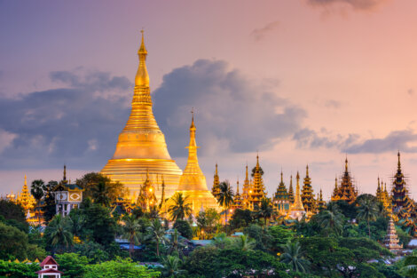 Templos de Yangon al atardecer
