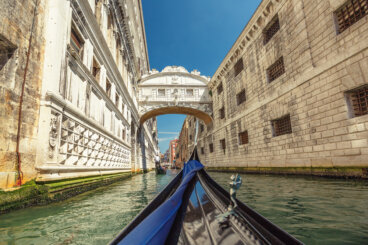 Historia y leyendas del puente de los Suspiros de Venecia