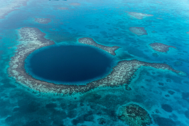 Haz submarinismo en el Blue Hole en Belice. ¡Espectacular!