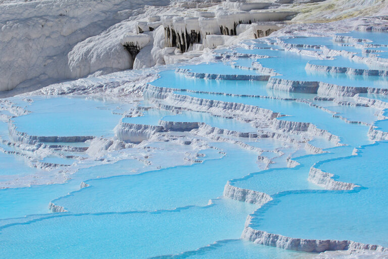 Conoce la increíble cascada blanca de Pamukkale en Turquía