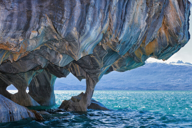 Realiza un paseo de ensueño por la Catedral de Mármol en Chile