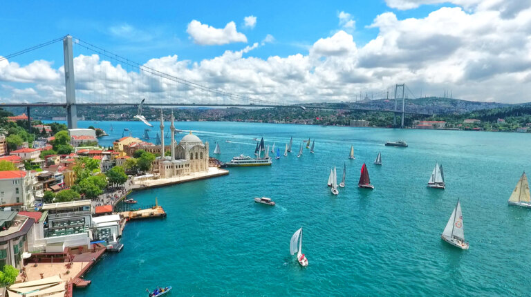 Un paseo por el Bósforo de Estambul, entre Asia y Europa