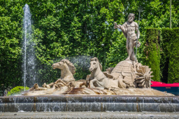 La fuente rojiblanca de Neptuno en Madrid, ¿la conoces?