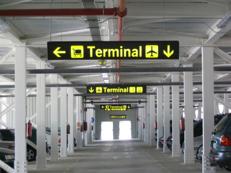 La mejor forma de conseguir parking en los aeropuertos