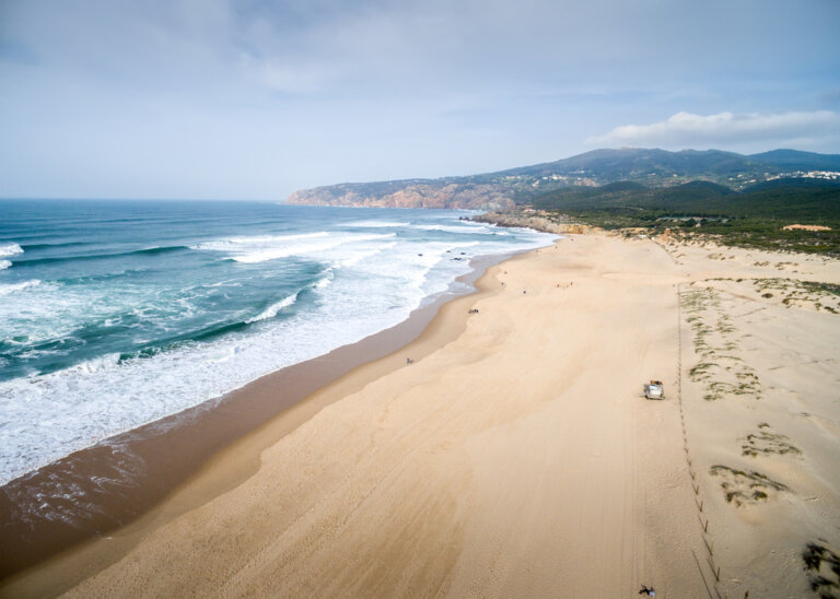 Paseando entre las dunas de la playa de Guincho en Portugal