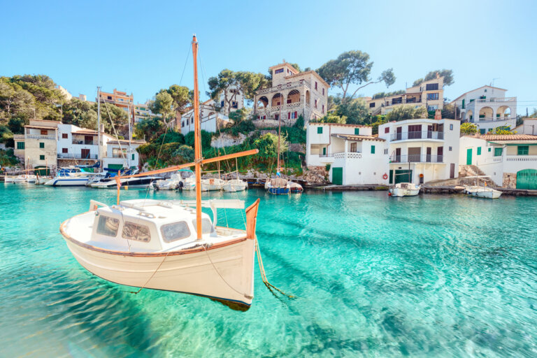 Descubrir la belleza de Ias islas Baleares en barco