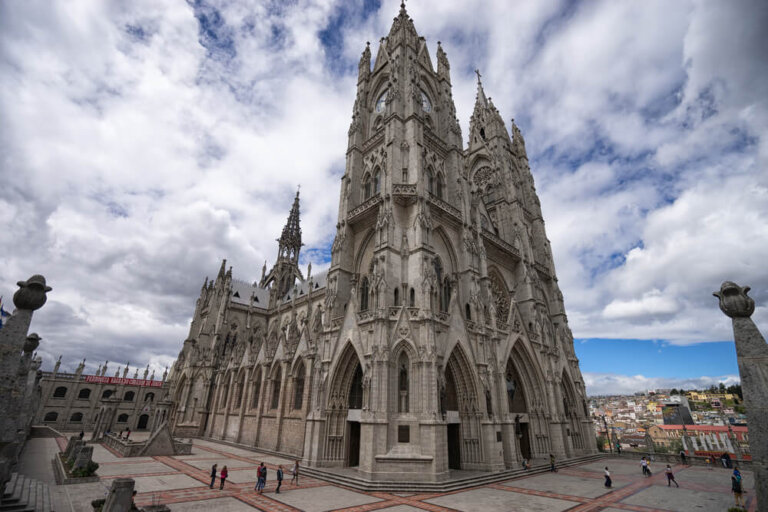 Visitamos la Basílica del Voto Nacional en Quito