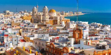 Pasea por la ciudad de Cádiz, la más antigua de Occidente