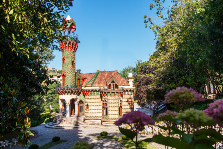 El curioso edificio modernista de El Capricho de Gaudí