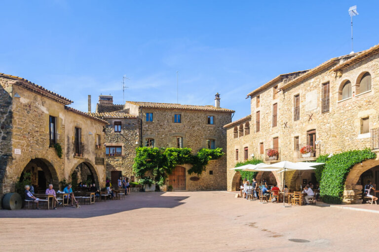 Un paseo por Monells, un pueblo medieval en la Costa Brava