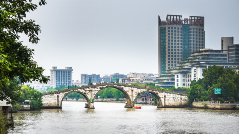 El puente Gongchen sobre el Gran Canal en Hangzhou