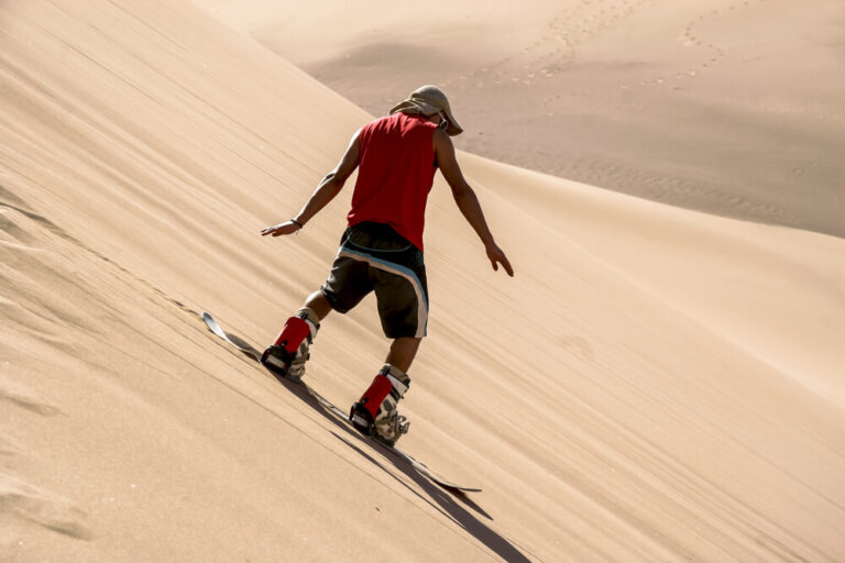 Sandboard en hermosas dunas de arena