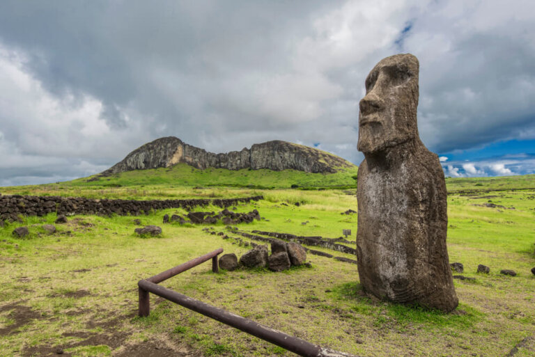 Rano Raraku: la cantera de los moáis en la isla de Pascua
