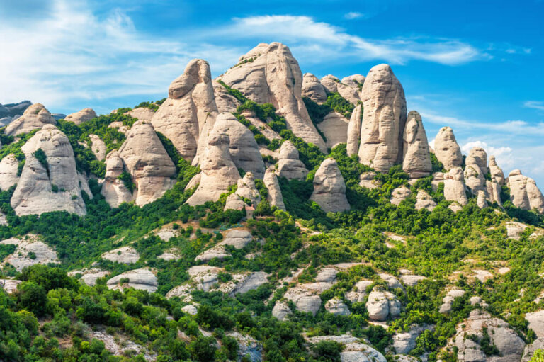 Rutas por Montserrat, la montaña que inspiró a Gaudí