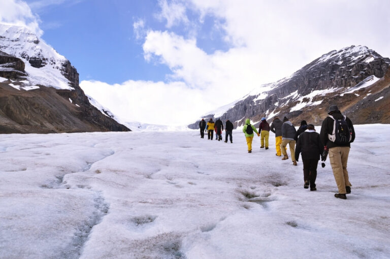 Trekking en el glaciar Athabasca, en las Rocosas