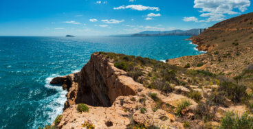 El Benidorm más desconocido: acantilados y calas