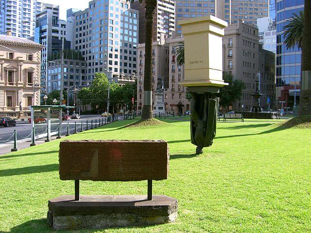 La estatua invertida de Charles La Trobe en Melbourne