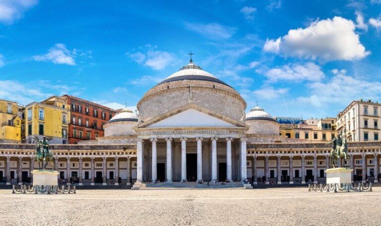 Piazza del Plebiscito, la plaza más grande de Nápoles