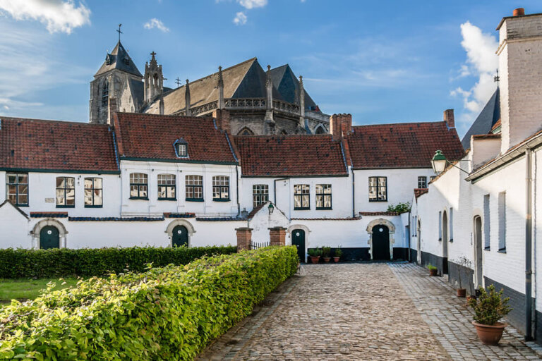 Beguinajes flamencos: qué son y dónde se pueden visitar