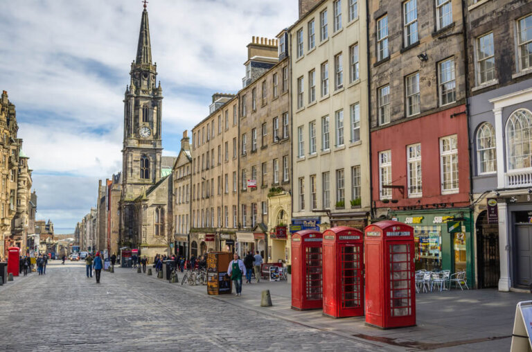 Confinamiento en Edimburgo: ¿cómo socializan desde sus ventanas?