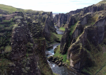 El cañón de Fjaðrárgljúfur en Islandia