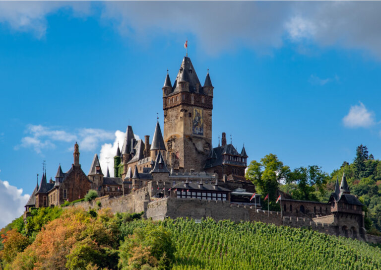 El Castillo de Cochem, ubicado sobre una colina
