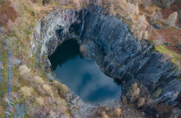 ¿Es peligroso visitar la cantera Hodge Close en Inglaterra?