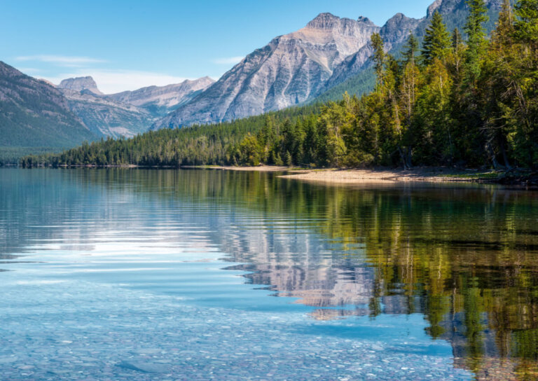 El lago McDonald y sus coloridas rocas