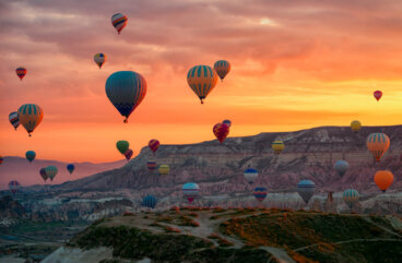 El cielo adornado por globos aerostáticos en Capadocia