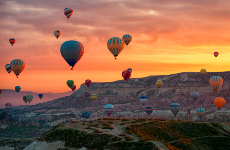 El cielo adornado por globos aerostáticos en Capadocia